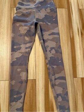 Alo yoga camouflage Leggings in gray and tan
